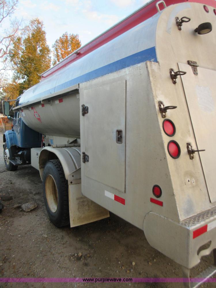 image for item K7543 2001 International 4700 fuel truck