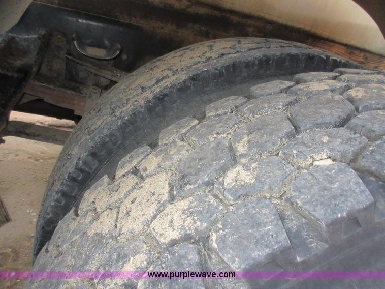 image for item K7543 2001 International 4700 fuel truck