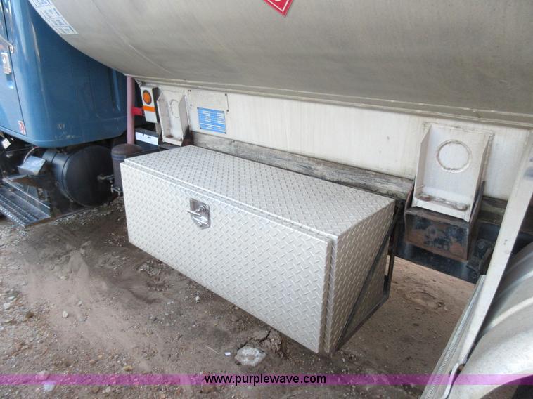 image for item K7543 2001 International 4700 fuel truck