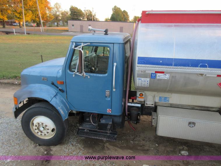 image for item K7543 2001 International 4700 fuel truck