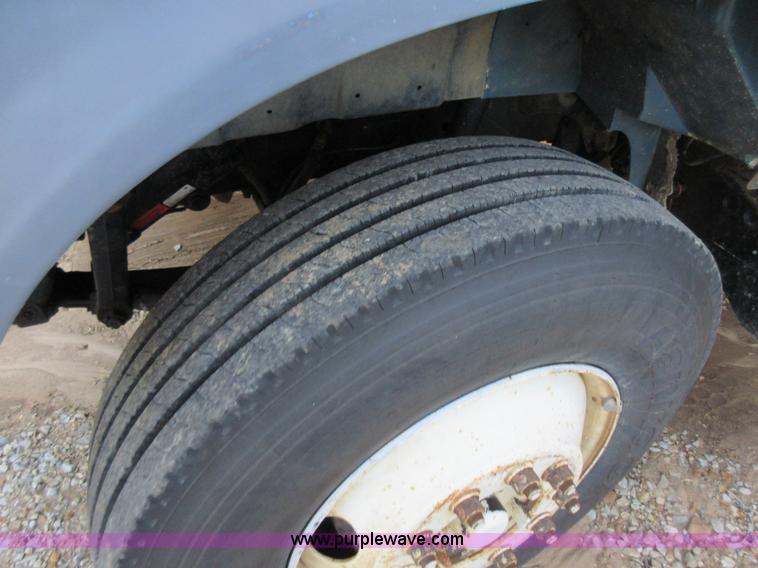 image for item K7543 2001 International 4700 fuel truck