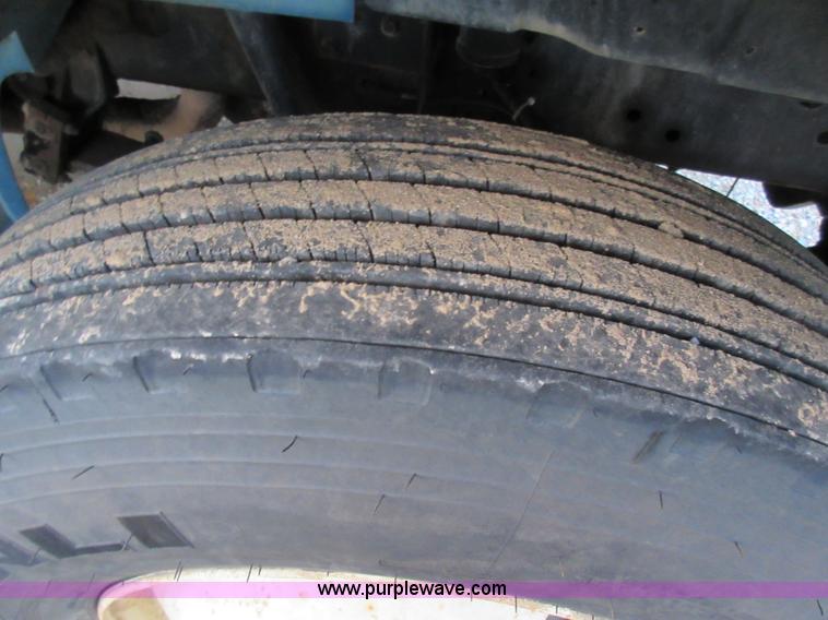 image for item K7543 2001 International 4700 fuel truck