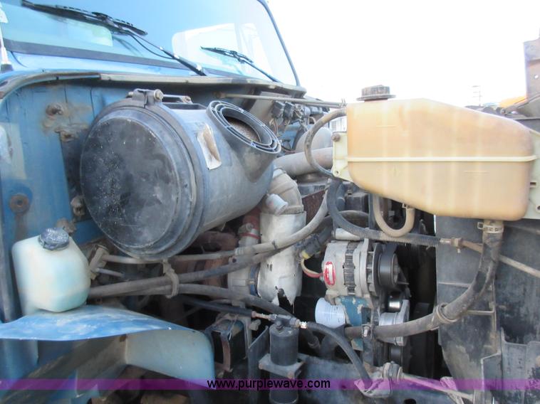 image for item K7543 2001 International 4700 fuel truck