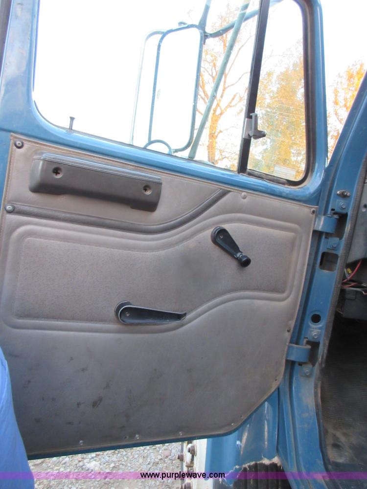 image for item K7543 2001 International 4700 fuel truck