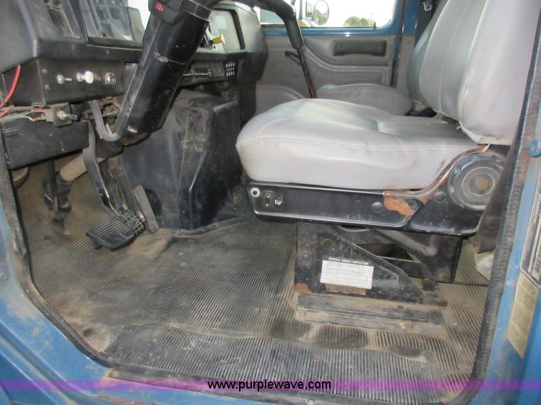 image for item K7543 2001 International 4700 fuel truck