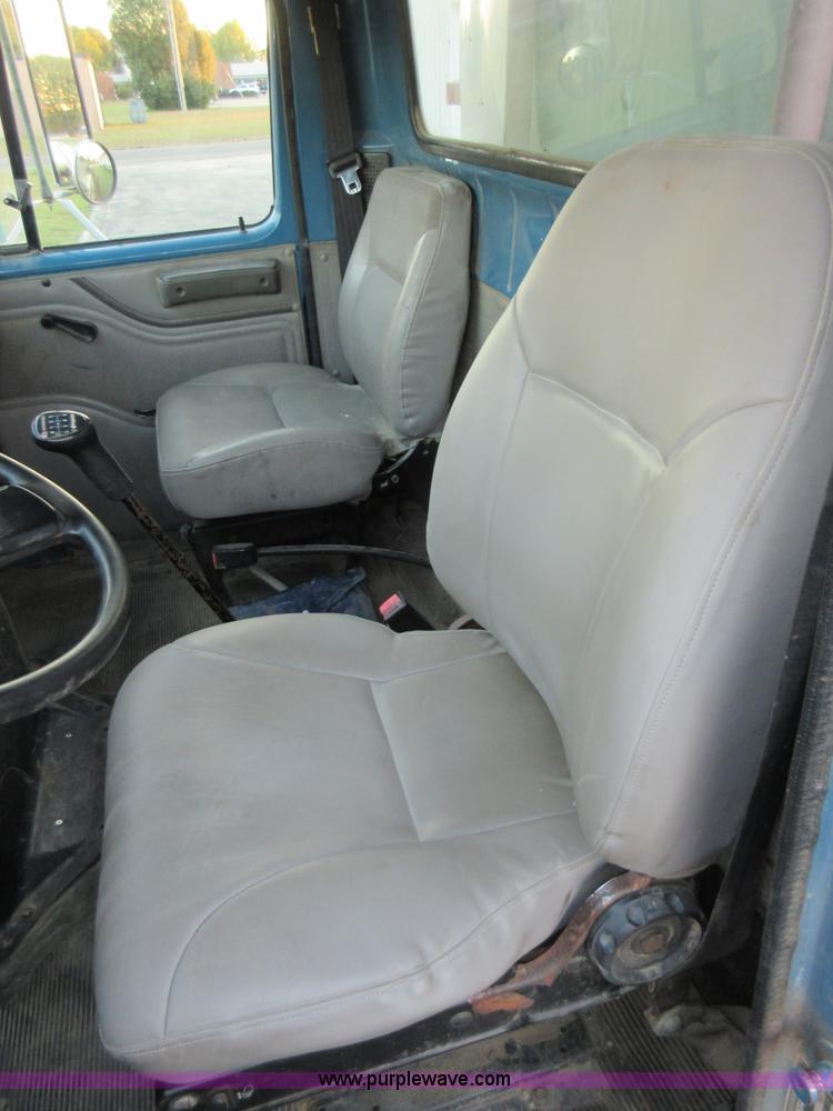 image for item K7543 2001 International 4700 fuel truck