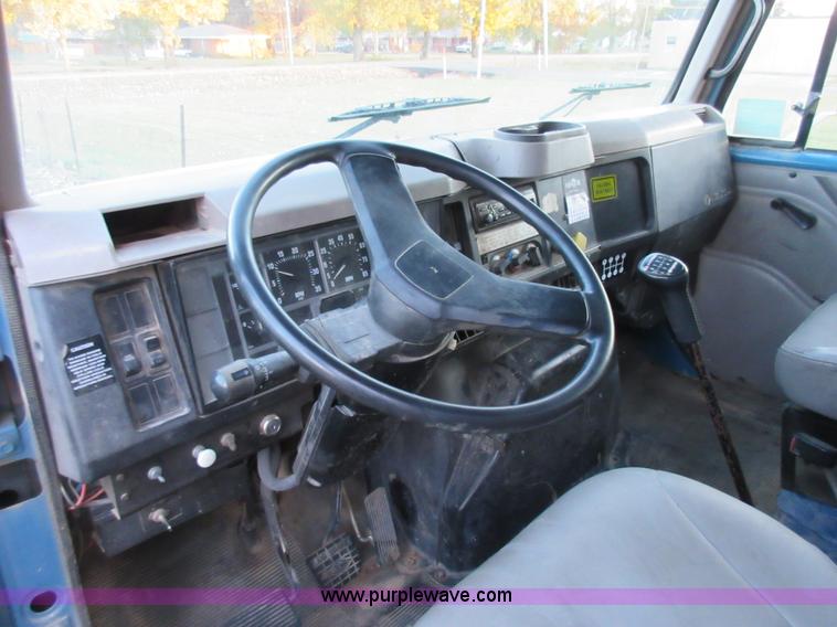 image for item K7543 2001 International 4700 fuel truck