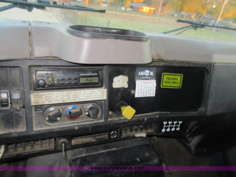 image for item K7543 2001 International 4700 fuel truck