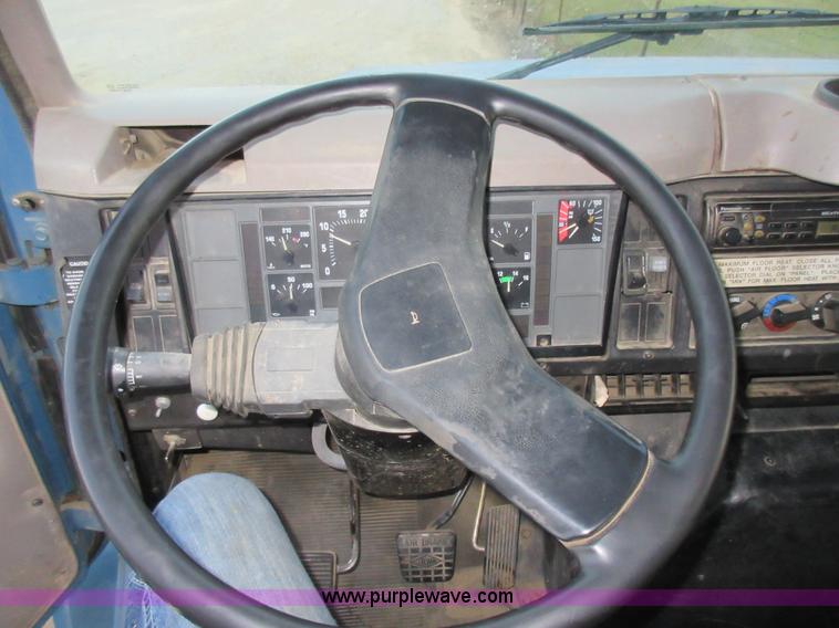 image for item K7543 2001 International 4700 fuel truck