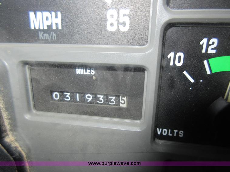 image for item K7543 2001 International 4700 fuel truck