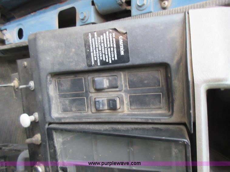 image for item K7543 2001 International 4700 fuel truck