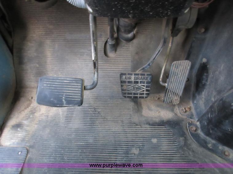 image for item K7543 2001 International 4700 fuel truck