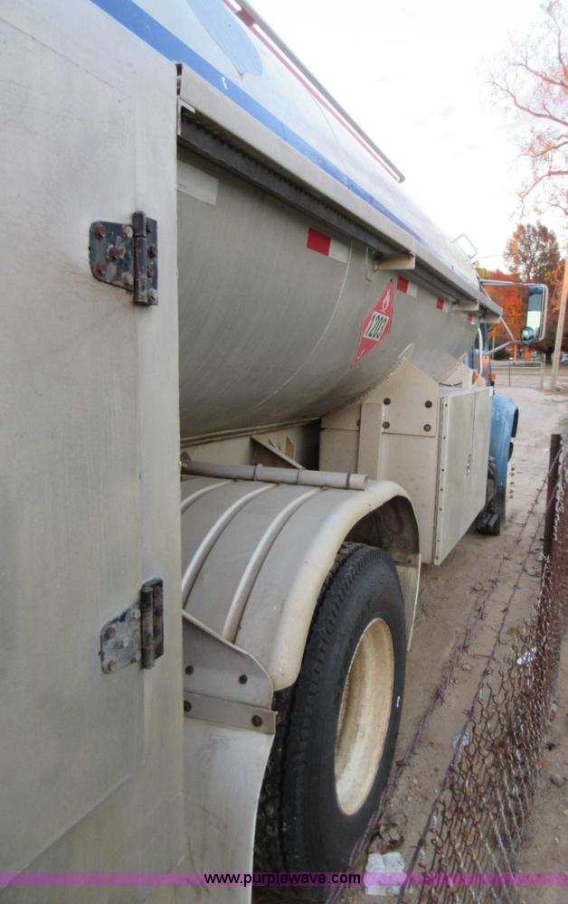 image for item K7543 2001 International 4700 fuel truck