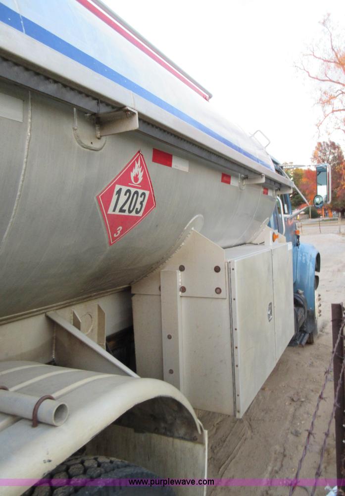 image for item K7543 2001 International 4700 fuel truck