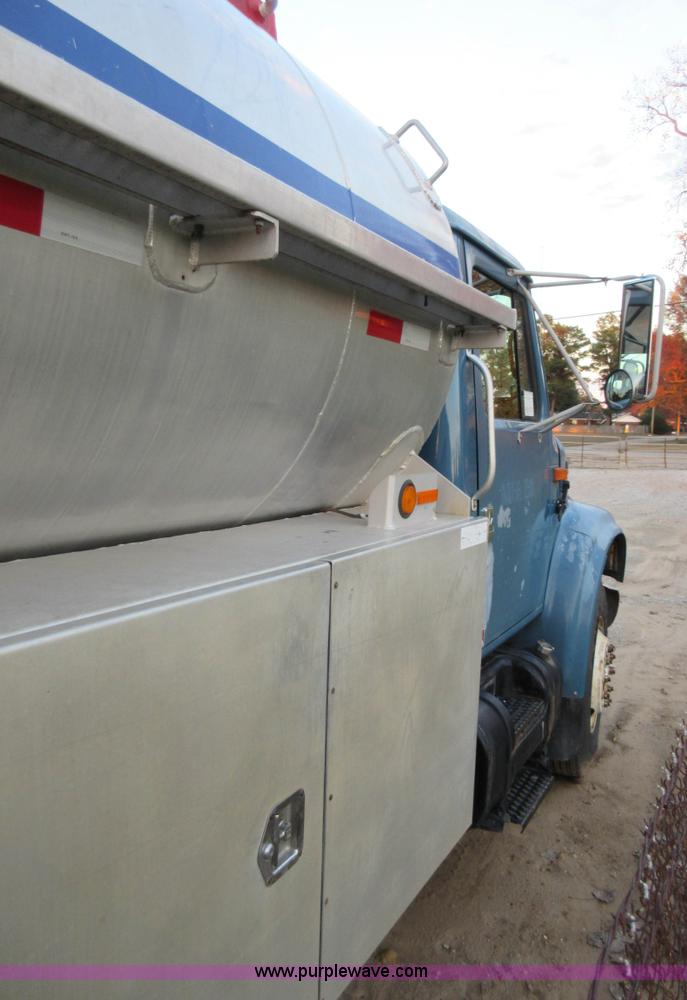 image for item K7543 2001 International 4700 fuel truck