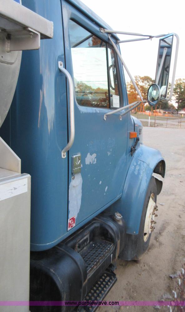 image for item K7543 2001 International 4700 fuel truck