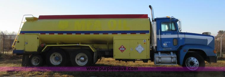 image for item K7544 2000 Freightliner FLD120 fuel truck