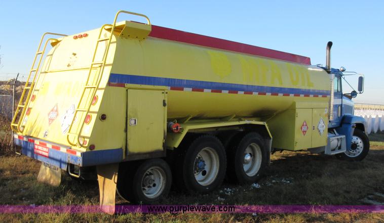 image for item K7544 2000 Freightliner FLD120 fuel truck