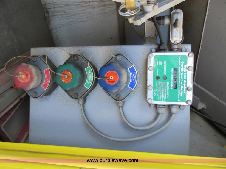 image for item K7544 2000 Freightliner FLD120 fuel truck