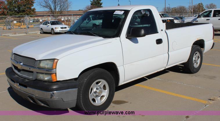 image for item L2371 2004 Chevrolet Silverado 1500 pickup truck
