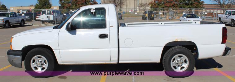 image for item L2371 2004 Chevrolet Silverado 1500 pickup truck