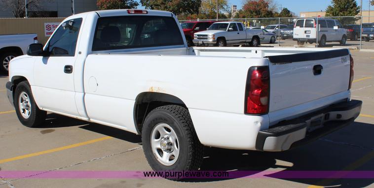 image for item L2371 2004 Chevrolet Silverado 1500 pickup truck