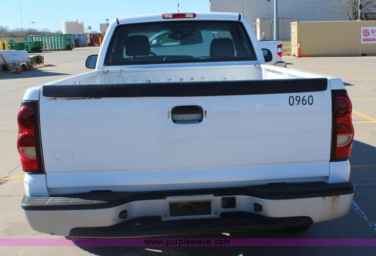 image for item L2371 2004 Chevrolet Silverado 1500 pickup truck