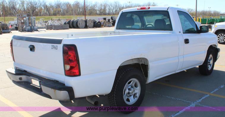 image for item L2371 2004 Chevrolet Silverado 1500 pickup truck