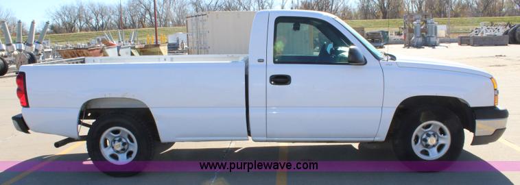 image for item L2371 2004 Chevrolet Silverado 1500 pickup truck