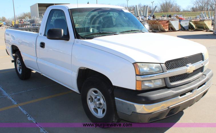image for item L2371 2004 Chevrolet Silverado 1500 pickup truck
