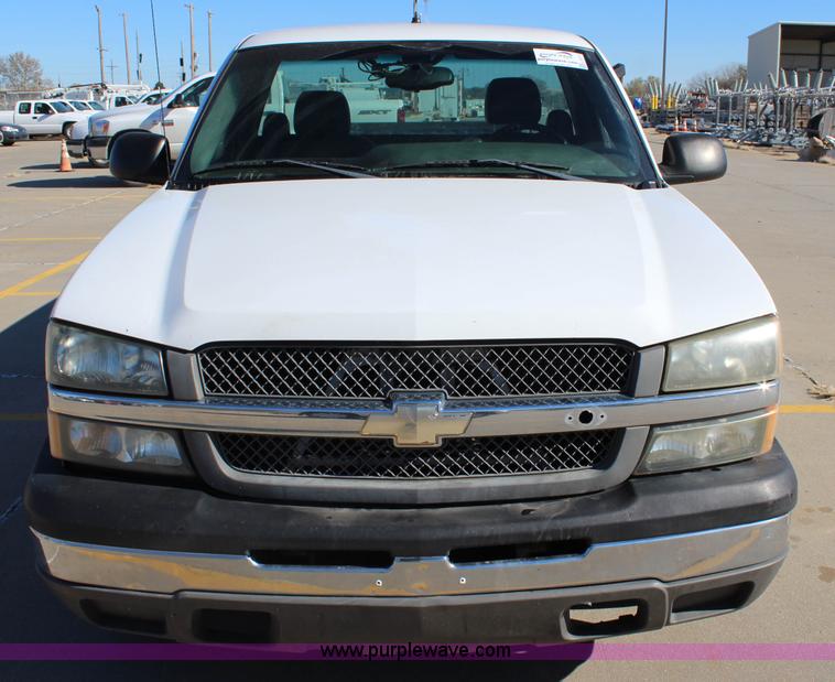 image for item L2371 2004 Chevrolet Silverado 1500 pickup truck