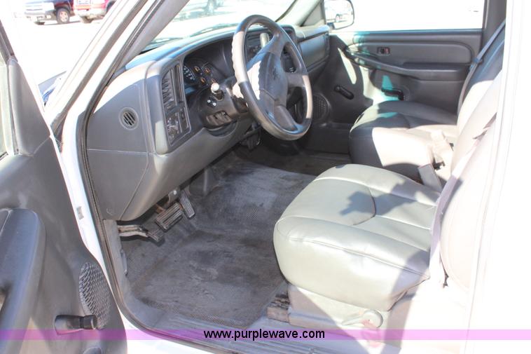 image for item L2371 2004 Chevrolet Silverado 1500 pickup truck