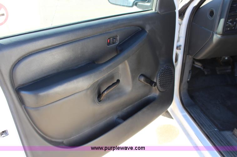 image for item L2371 2004 Chevrolet Silverado 1500 pickup truck