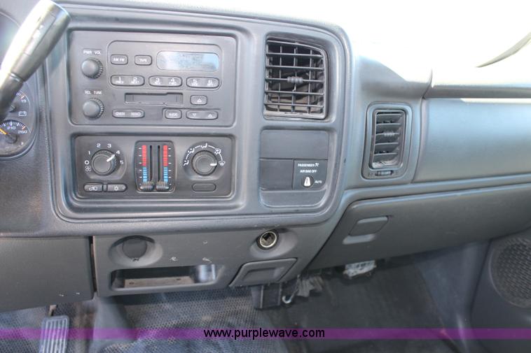 image for item L2371 2004 Chevrolet Silverado 1500 pickup truck