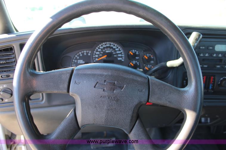 image for item L2371 2004 Chevrolet Silverado 1500 pickup truck