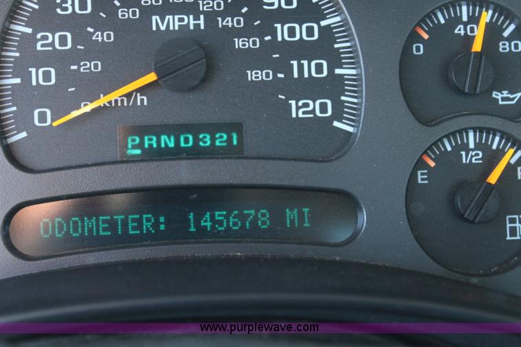 image for item L2371 2004 Chevrolet Silverado 1500 pickup truck