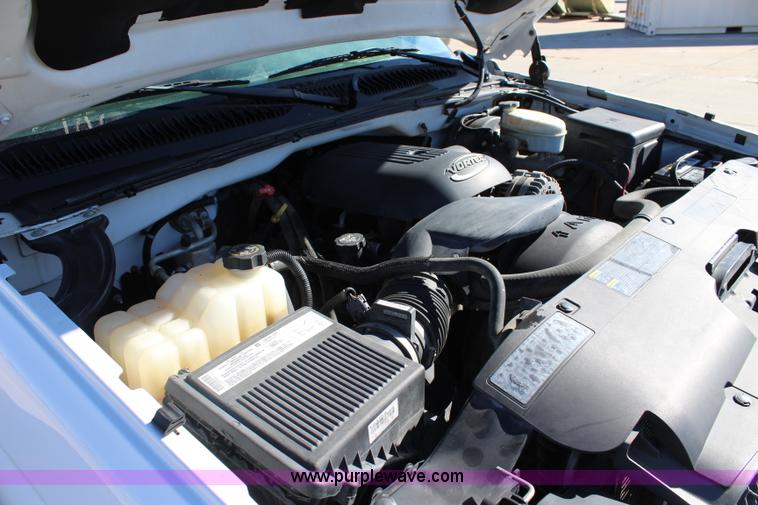 image for item L2371 2004 Chevrolet Silverado 1500 pickup truck