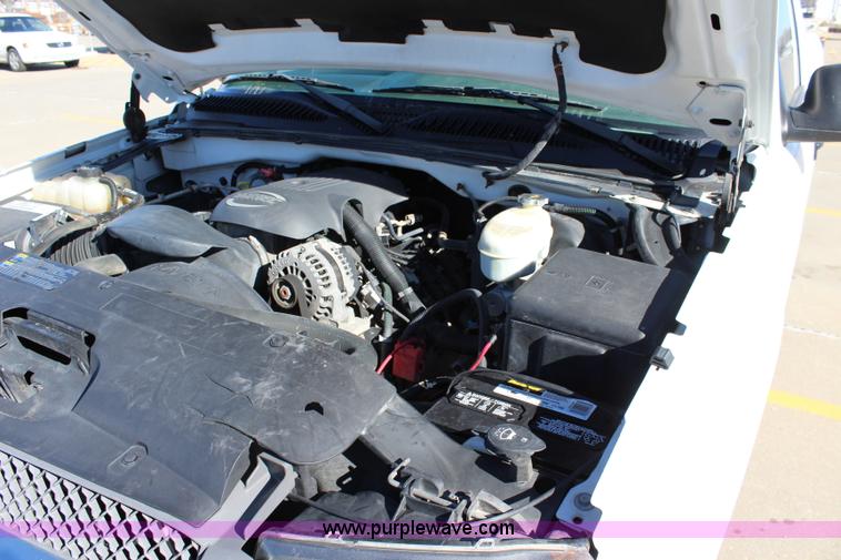 image for item L2371 2004 Chevrolet Silverado 1500 pickup truck