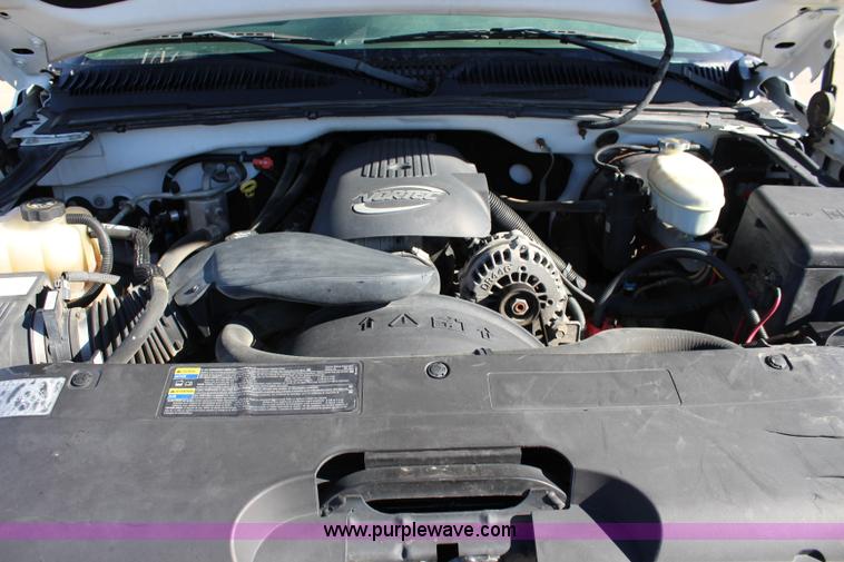 image for item L2371 2004 Chevrolet Silverado 1500 pickup truck