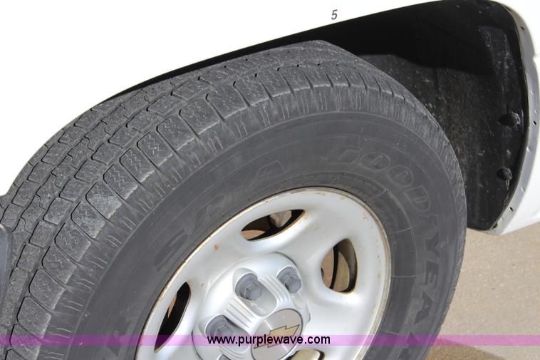 image for item L2371 2004 Chevrolet Silverado 1500 pickup truck