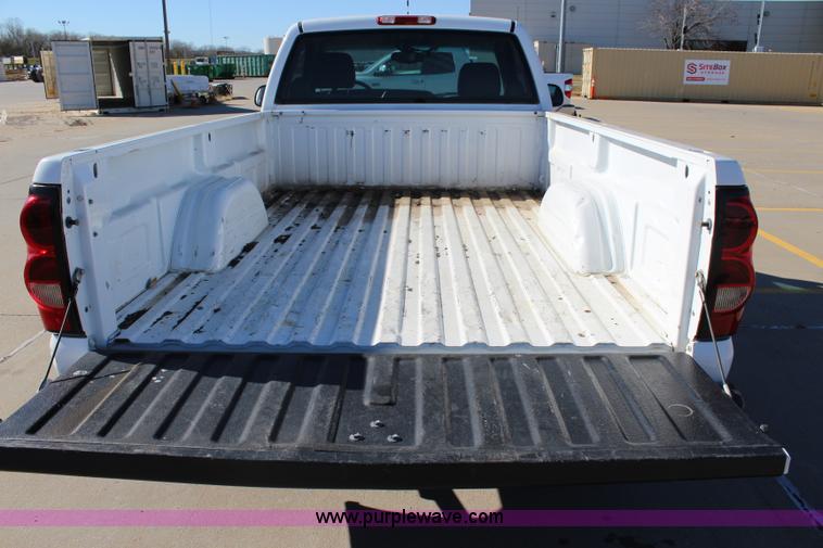 image for item L2371 2004 Chevrolet Silverado 1500 pickup truck