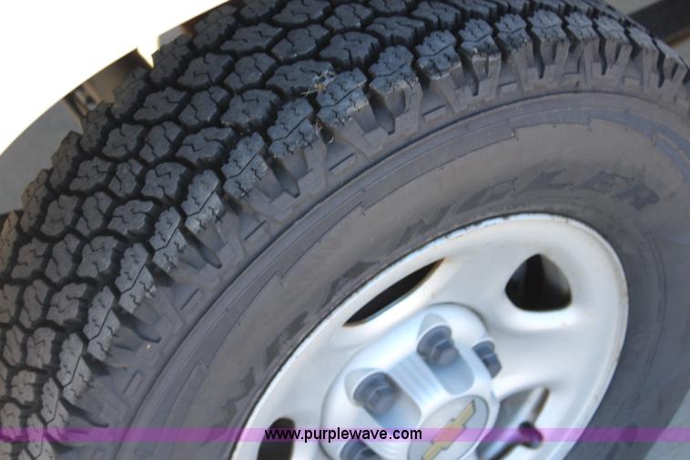 image for item L2371 2004 Chevrolet Silverado 1500 pickup truck