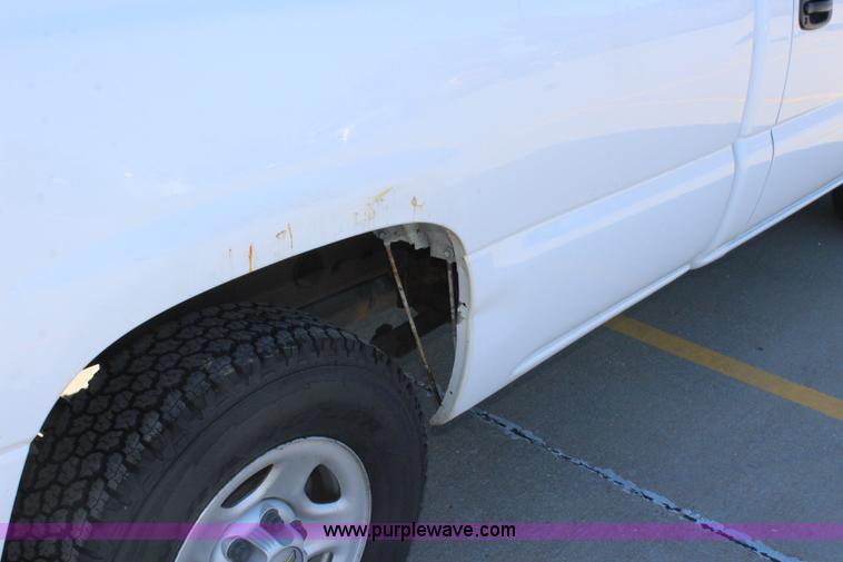 image for item L2371 2004 Chevrolet Silverado 1500 pickup truck