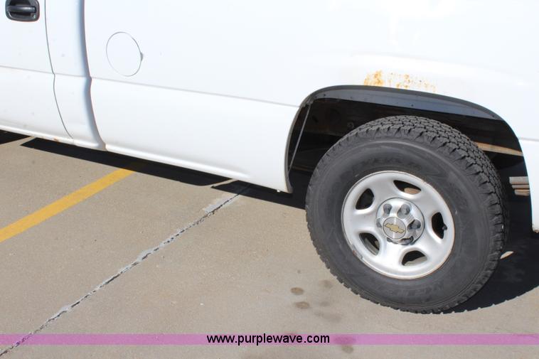 image for item L2371 2004 Chevrolet Silverado 1500 pickup truck