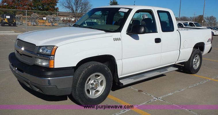 image for item L2372 2004 Chevrolet Silverado 1500 Ext. Cab pickup truck