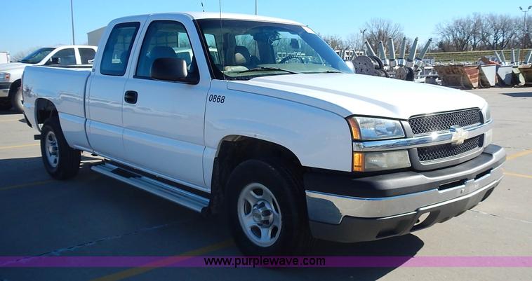 image for item L2372 2004 Chevrolet Silverado 1500 Ext. Cab pickup truck