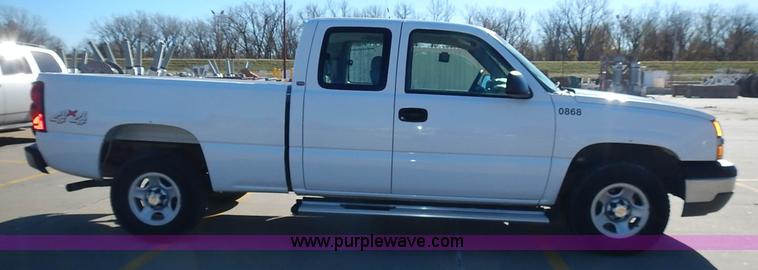 image for item L2372 2004 Chevrolet Silverado 1500 Ext. Cab pickup truck