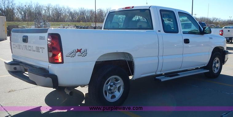 image for item L2372 2004 Chevrolet Silverado 1500 Ext. Cab pickup truck