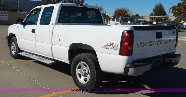 image for item L2372 2004 Chevrolet Silverado 1500 Ext. Cab pickup truck