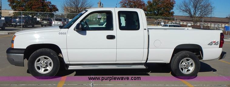 image for item L2372 2004 Chevrolet Silverado 1500 Ext. Cab pickup truck